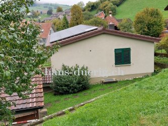 Wärmepumpe mit Photovolatik kombiniert: Ansicht des Gebäudes mit der aufgebauten PV-Anlage
