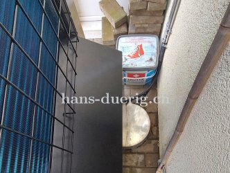 Die Anschlussleitungen der Wärmepumpe werden mit einer Blechverkleidung sauber verdeckt und sind nicht sichtbar