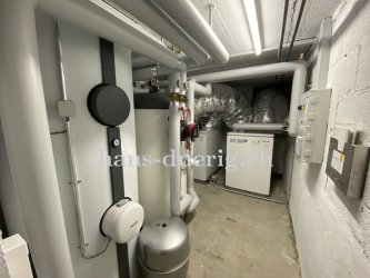 Der Technikraum mit Warmwasserboiler, Speicher und den zwei Wärmepumpen WPL24I
